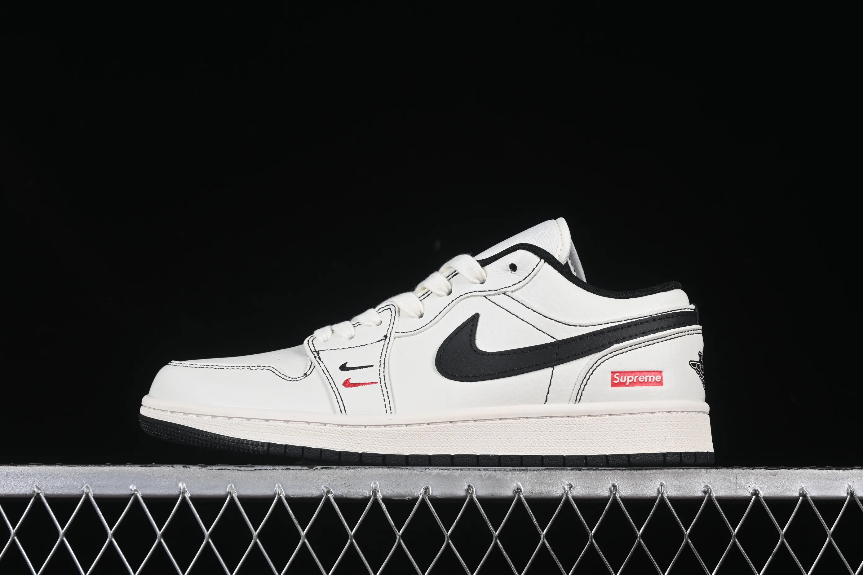 All categories Air Jordan Jordan series basketball shoes Air Jordan 1 Low High-end customized low-top sneakers Air Jordan 1 Low AJ1 Joe 1 Supreme co-branded beige and black double hooks High-end customized low-top retro basketball shoes XX3318-108